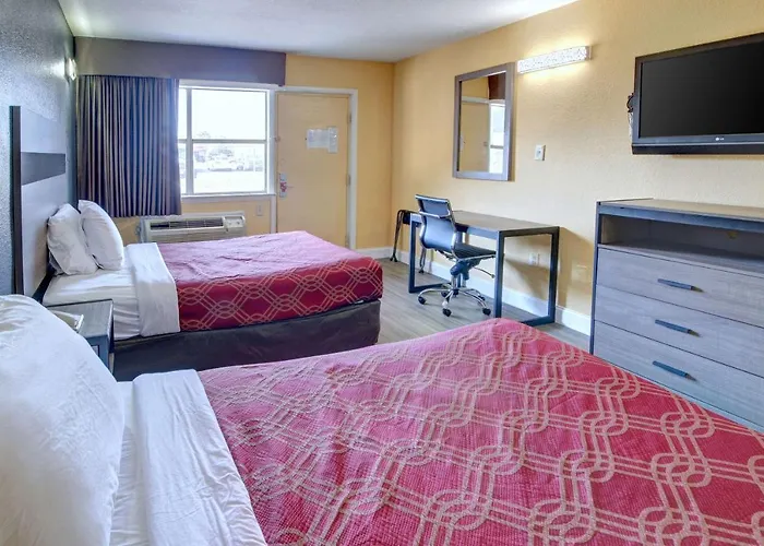 Econo Lodge at Military Circle